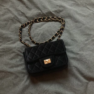 Handväska  - Säljer denna fina handväska då den inte kommer till användning. Nyskick 💗