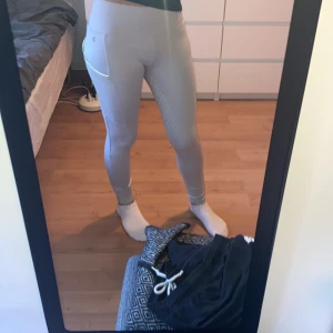 Ridbyxor  - Ljus gråa ridtights. Använd Max 3 gånger så väldigt bra skick 