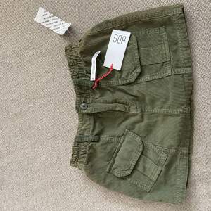 Helt oanvänd cargo kjol i militärgrön från Urban Outfitters, lappen är kvar!