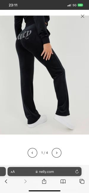 Svarta juicy byxor  - Svarta juicy byxor som är använd fåtal gånger men inga defekter som jag kan se, säljer då jag inte fått användning för dom🌸nypris 1300 