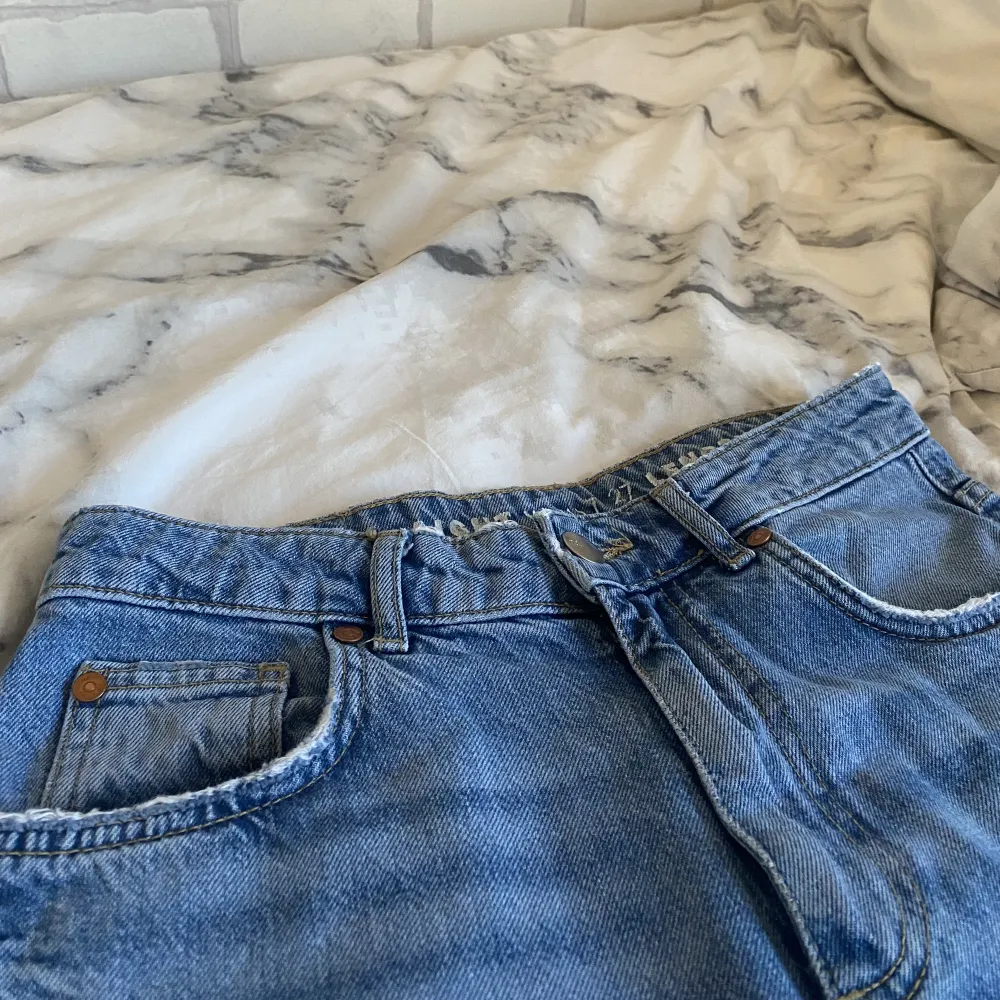 ett par mörka jeans från bikbok ”never denim” JP 90S straight 540 i använt men bra skick. nypris 599kr. säljer pågrund av för små. storlek: W27 L32. skriv om du undrar nått!!. Jeans & Byxor.