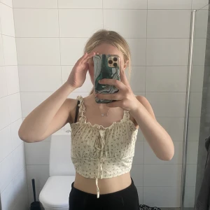 Ljusgul topp med fina band - Ljusgul topp med fina våfflade band och små blommor