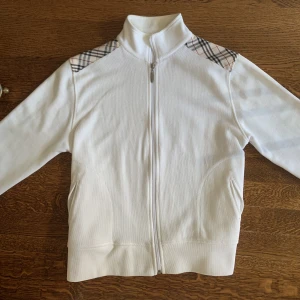Burberry Vintage quarterzip - Jätte snygg Burberry Vintage quarterzip i storlek XS herr S dam. Aldrig använd pga för liten.