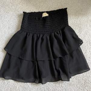 Fin svart volang kjol, inte använd. Jag kan mötas upp i Stockholm. Jag köpte för 400kr. 