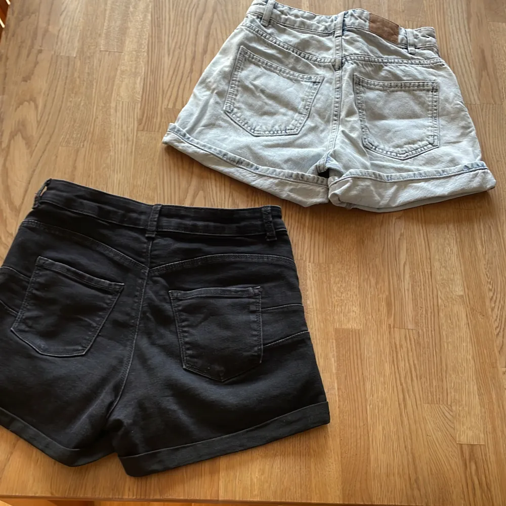 Blå shorts från gina st.32/xxs och svarta shorts från new yorker st.36/s . Säljs p.g.a liten storlek. . Shorts.