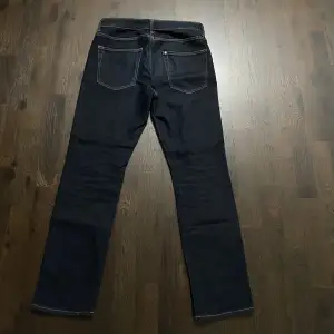 Vanliga regularfit jeans från H&M. I storlek 32/32. Säljer då dom inte passar längre. Dom är i lite mörkare färg.
