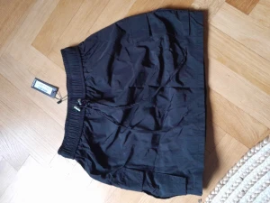 Cargokjol - Cargokjol i prassligt tyg, med fickor. STL 38 MEN PASSAR EN 34!! Oanvänd 