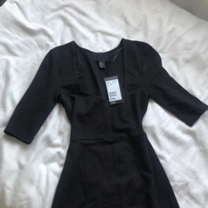 Lång svart klänning - Figur nära klänning, nyskick och taggen kvar!! Kontakta gärna om det finns intresse 🫶💞