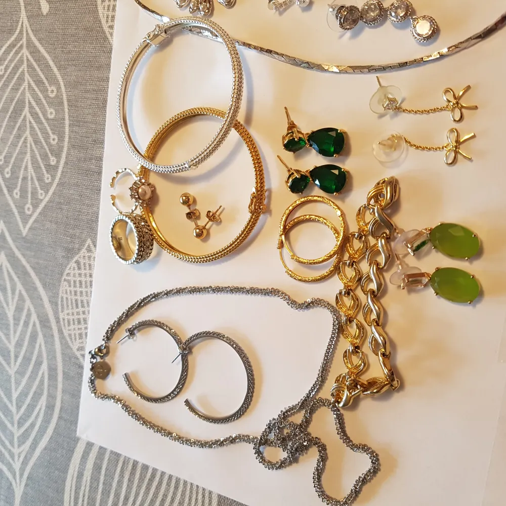 Smycken i guld och silver. Det mesta är helt nytt. Två av silverringarna har legat i en låda länge, och kam därför behöva putsas.  Paketet innehåller: 3 st halsband 3 st armband 10 par örhängen 5 st ringar  Frakten ingår i priset 🙂. Accessoarer.