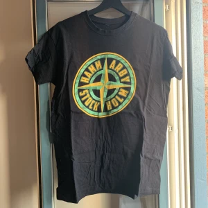 T shirt - Hammarby tshirt storlek S passar M liten defekt se sista bild annars felfri.