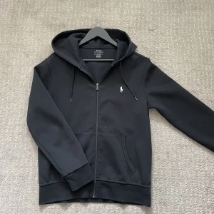 Ralph lauren zip hoodie  - Säljer nu min Ralph lauren zip hoodie som är i väldigt bra skick! Skick 9/10! Den knappast använd! Tröjan är i storlek M.  Hör gärna av dig om du har frågor!