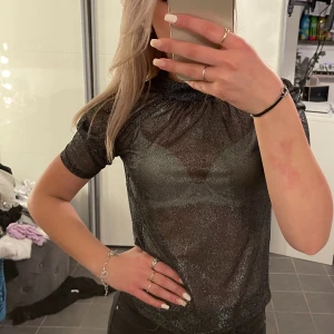 Nyår  - Jätte fin nyår/fest topp  Använd en gång  Frakt ingår ej 