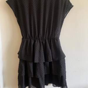 Svart klänning från Gina tricot men lite genomskinlig tyg, storlek s, använd en gång