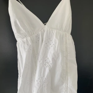 Zara klänning - Säljer den här vita klänningen från zara, då den inte har kommit till användning. Klänningen är i storlek XS och är från förra sommaren.  Vid intresse kan ni fråga om fler bilder💕