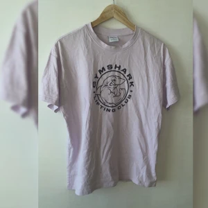 rosa T-shirt från Gymshark  - Rosa t-shirt från gymshark, den är mer rosa än vad som fångades på bild. Oversized modell, såkallad ”pump cover”.  Inga defekter, hål eller missfärgningar utan säljs endast pga att jag inte tyckte färgen gifte sig med min hudton. 🌸