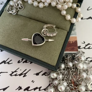 Maria Nilsdotter örhänge  - Så fint Maria Nilsdotter örhänge i superbra skick. Säljer direkt för 4000, nypris 5500.