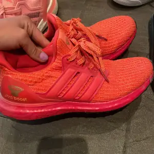 Sjukt snygga orange/röda ULTRA BOOST skor. Helt nya nypris 1899:- jag säljer dem för 799:-