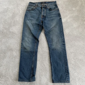 Nudie Jeans 28/30 - Säljer dessa feta Nudie Jeans som kommer vara perfekta inför sommaren och hösten | Skick: 9/10 inga tecken på användning | Nypris: 1800 kr | Mitt pris: 400 kr | Hör av er vid minsta fråga eller fundering :)