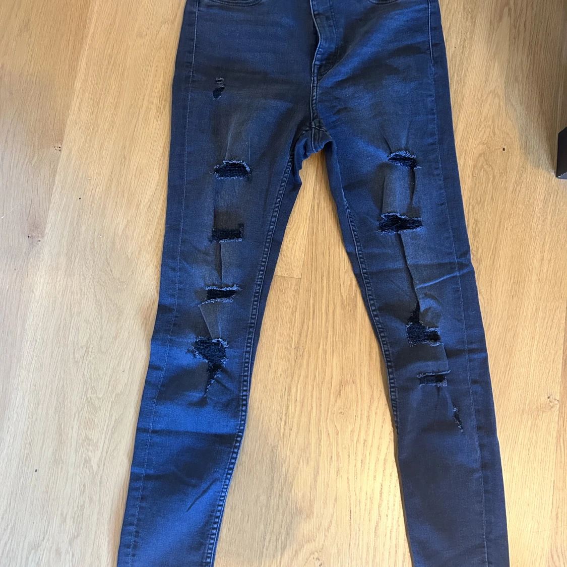 Håliga svart/gråa skinny jeans 
