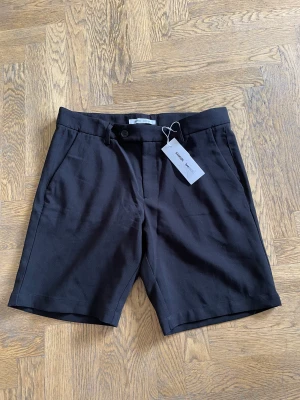 Samsøe Samsøe Shorts - Model: Hals shorts från samsøe samsøe. Helt nya och oanvända med etiketter kvar. Väldigt mjuka och bekväma. Nypris är 900kr Skriv om ni har några frågor!
