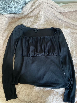 Svart långärmad tröja  - Perfekt till fest eller lite finare tillfällen, sval och i bra skick