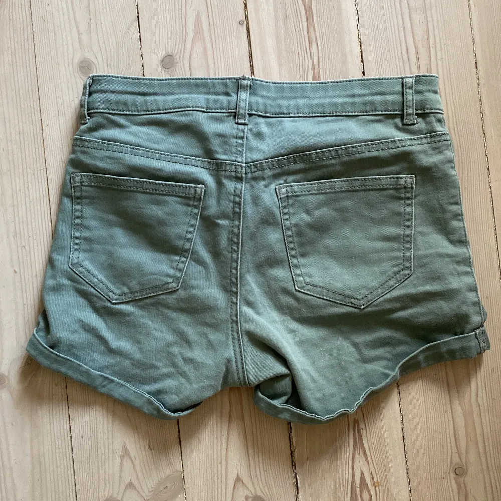 Säljer ett par lågmidgade gröna shorts från hm i storlek 11/12 år, säljer på grund av att de är för små. Använda men med bra skick. Köparen står för frakt!. Shorts.