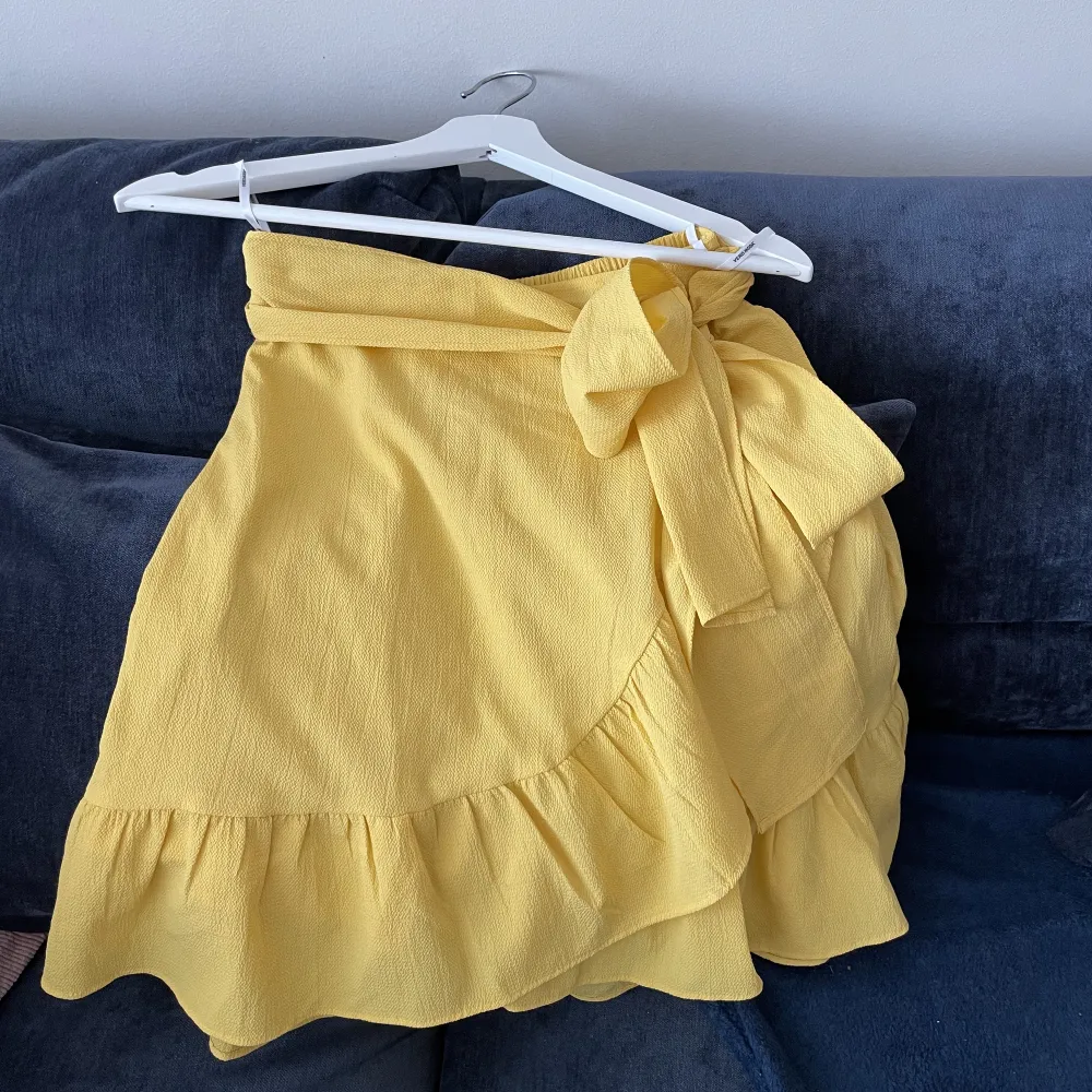 Omlott kjol från Vero Moda.. Kjolar.