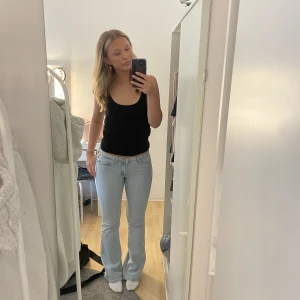 Ljusblå zara jeans - Säljer mina fina eftertraktade lågmidjade jeans från zara som tyvärr är för små för mig🥲💕Byxorna finns ej kvar på hemsidan. 