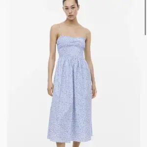 Säljer denna klänningen som är i helt nyskick, har bara använt den 1 gång. Jag tycker mest om att ha den som långkjol men man kan också ha den som klänning. 