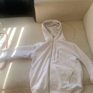 Sail racing zip hoodie  - Säljer en vit sail racing zip hoodie.