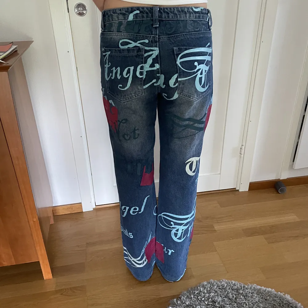 Säljer dessa coola jeans från jaded london som inte säljs längre. W 26. Jag är 165 med klackar i denna bild men har även sytt upp så de går att sprätta upp men även att klippa kortare❤️. Jeans & Byxor.