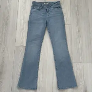 Levi’s high rise bootcut jeans strl. 28 💙