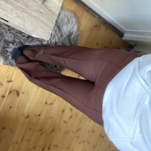 Kostymbyxor  - Säljer kostymbyxor från madlady, de är i nyskick då de inte använts mycket alls  Har även ett par svarta för samma pris 