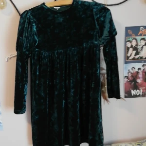 Sammet klänning  - En sammet klänning från polarn o pyret. Inte så mycket använd och i gott skick. Skriv för mer info