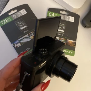 Helt ny system kamera kvitto samt försäkring 6 månader hos media market  - Säljer min helt oanvända kamera som jag fick i present stativ samt 3 st minneskort ingår 