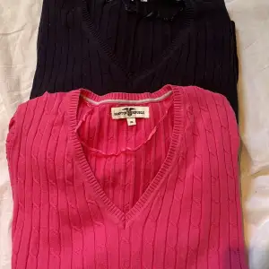 Två kabelstickade tröjor, rosa i XS och mörkblåa i S. Båda för 80 kr