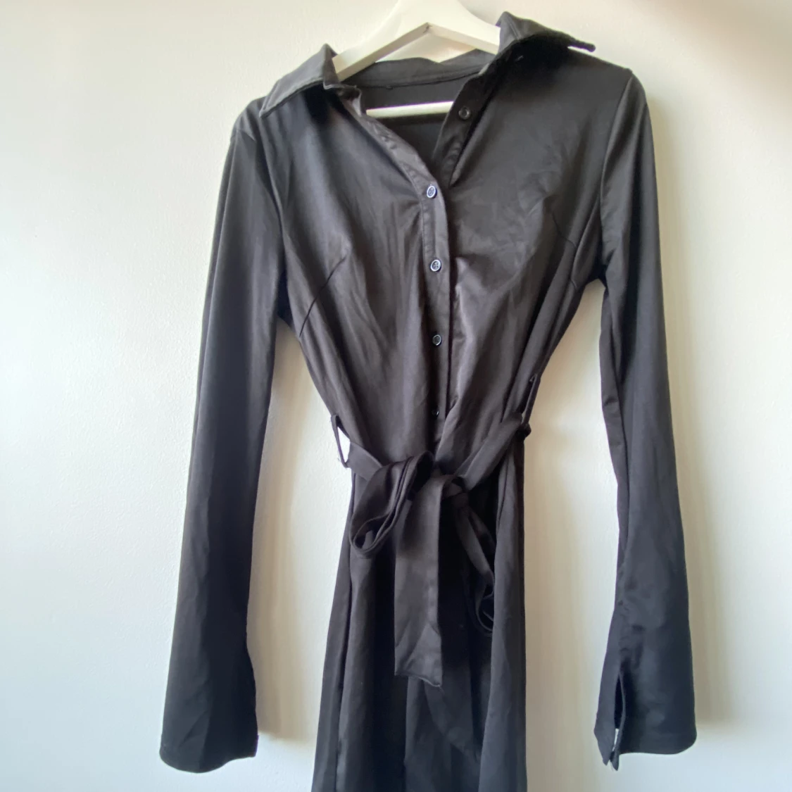 Svart kort klänning