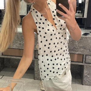 Mango blus - Prickig blus från mango som är öppen i ryggen. 