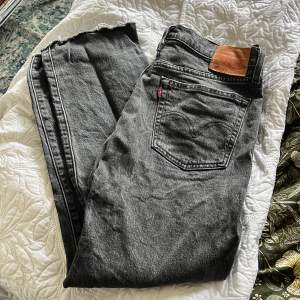 Levis jeans 501 or, använd några gånger och finns ett litet hål på knät som kan ses på bild 3. Super fina gråa jeans, inga slitningar 