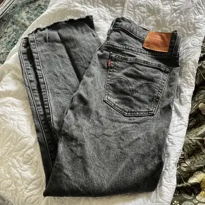 Levis jeans 501 or, använd några gånger och finns ett litet hål på knät som kan ses på bild 3. Super fina gråa jeans, inga slitningar 