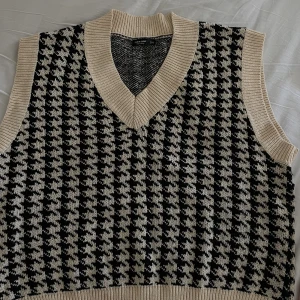 Stickad väst st 2XL - En over size look på våren och vintern med läder byxor!!😍