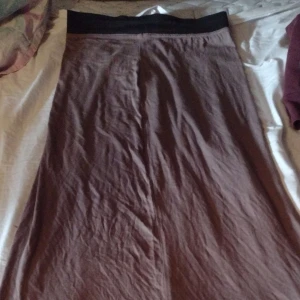 Brun kjol - Fin, men kommer inte använda. Bra skick, aldrig använd.