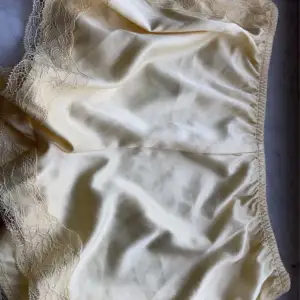 Ett par superfina pjamasshorts i silke i en assnygg gul färg. De är i xs och passar mycket bra till storleken. I mycket fint skcik då de bara använts en fåtal gånger. Säljes pga att den inte kommer till användning. 🤗💗  