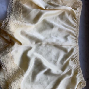 Pjamas shorts i silke - Ett par superfina pjamasshorts i silke i en assnygg gul färg. De är i xs och passar mycket bra till storleken. I mycket fint skcik då de bara använts en fåtal gånger. Säljes pga att den inte kommer till användning. 🤗💗  