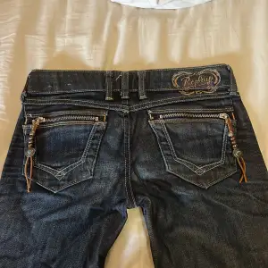 Säljer ännu ett par äkta lowaist Replay jeans med fina som få hängande grejer. St 36 men känns som XS-XSS. Priset går självklart alltid att diskutera och beroende på pris kan jag betala frakten eller mötas upp beroende på vart!💕