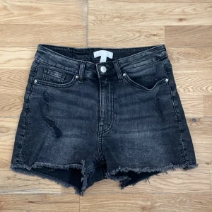 Svart shorts från H&M storlek 36 - Svart shorts med hög midja från H&M i storlek 36. Har bara använts ett par gånger och de är i mycket bra skick. 