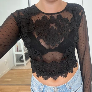 Spets topp - Croppad spets topp. Storlek L men väldigt lite, skulle säga att den passar xs/s