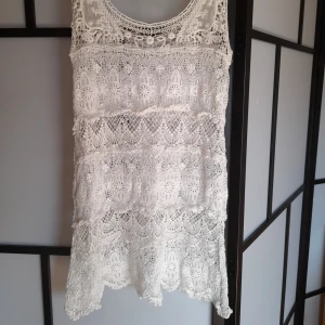 Sommarklänning - Vit stickad/virkad-ish kort sommarklänning🤙perfekt till en stranddag🐳 Ca 60cm från halsringningen till nederkanten