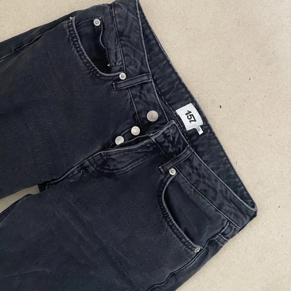 Svarta lågmidjade jeans från lager 157 i modellen ”icon”, storlek XS men skulle säga att de även passar S💕skriv för fler bilder/ frågor🫶🏽 (säljer även dessa i blått). Jeans & Byxor.