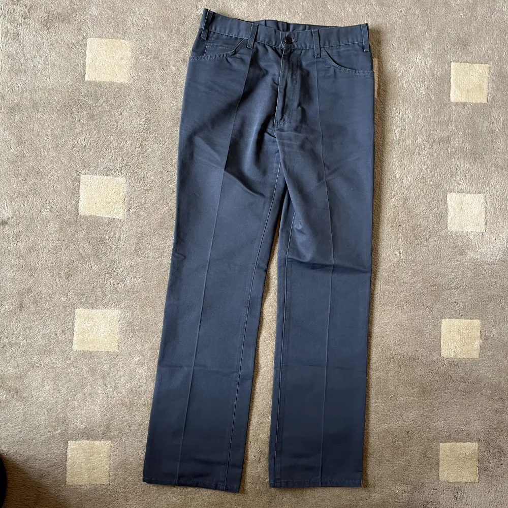 Ett par riktigt snygga chinos/ tygbyxor från levis med samma material som dickies osv. Skicket är nästintill oanvända och passformen är straight/baggy. . Jeans & Byxor.